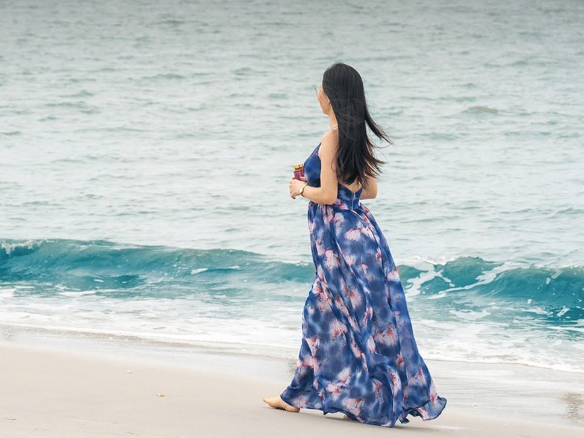 Lựa chọn trang phục nhẹ nhàng phù hợp với việc đi bộ trên các tuyến phố ven biển