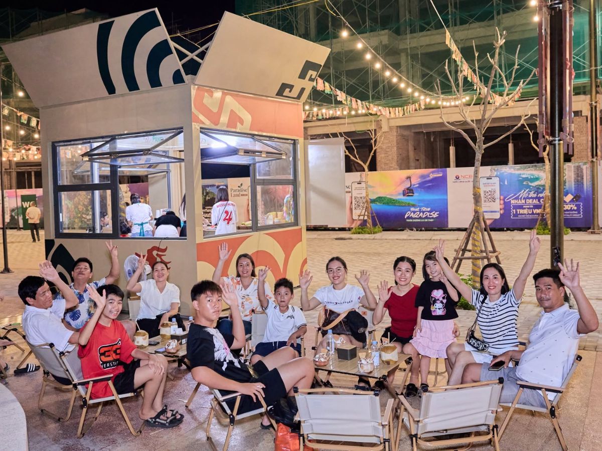 Khu vực VUI-Fest Cat Ba quy tụ nhiều gian hàng với đa dạng món ăn