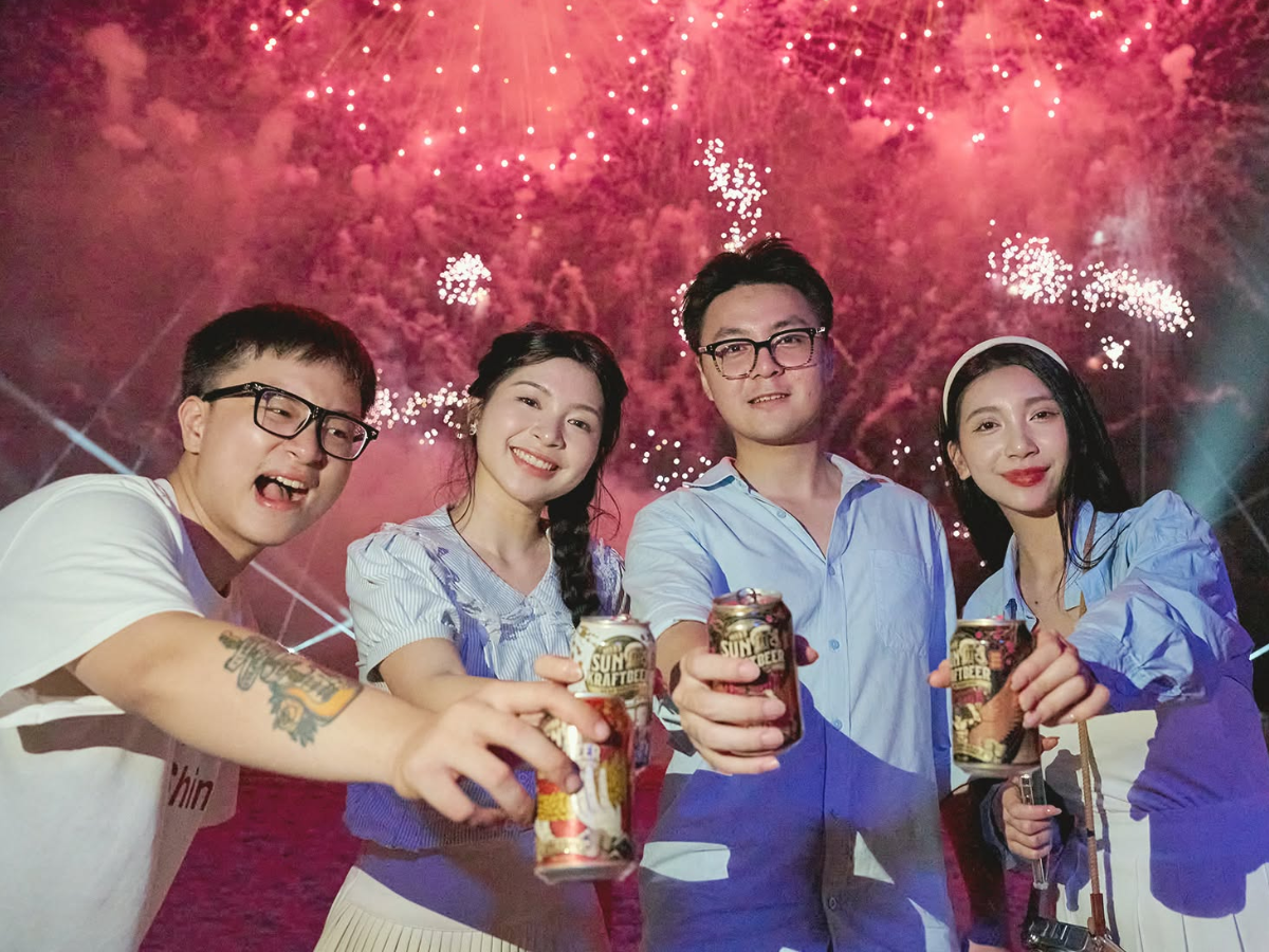 Không gian ven biển thường có nắng vào ban ngày và gió mát khi về tối, vì vậy nên ưu tiên trang phục gọn nhẹ, chất liệu thoáng
