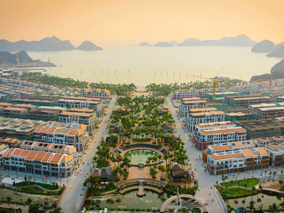 Công viên trung tâm được thiết kế với nhiều khoảng mở, đài phun nước, thác nước biểu tượng và các bãi cỏ rộng, tạo nên không gian phù hợp để đi dạo