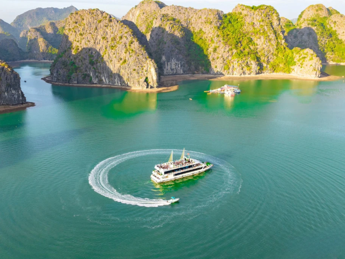 Buổi chiều là khoảng thời gian phù hợp để khám phá Vịnh Lan Hạ