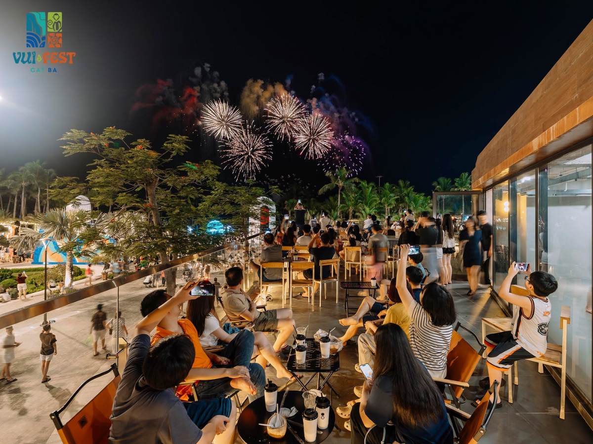 Khoảng đầu buổi tối là thời điểm thích hợp để khám phá VUI-Fest Cat Ba với hệ thống kiosk ẩm thực đa dạng