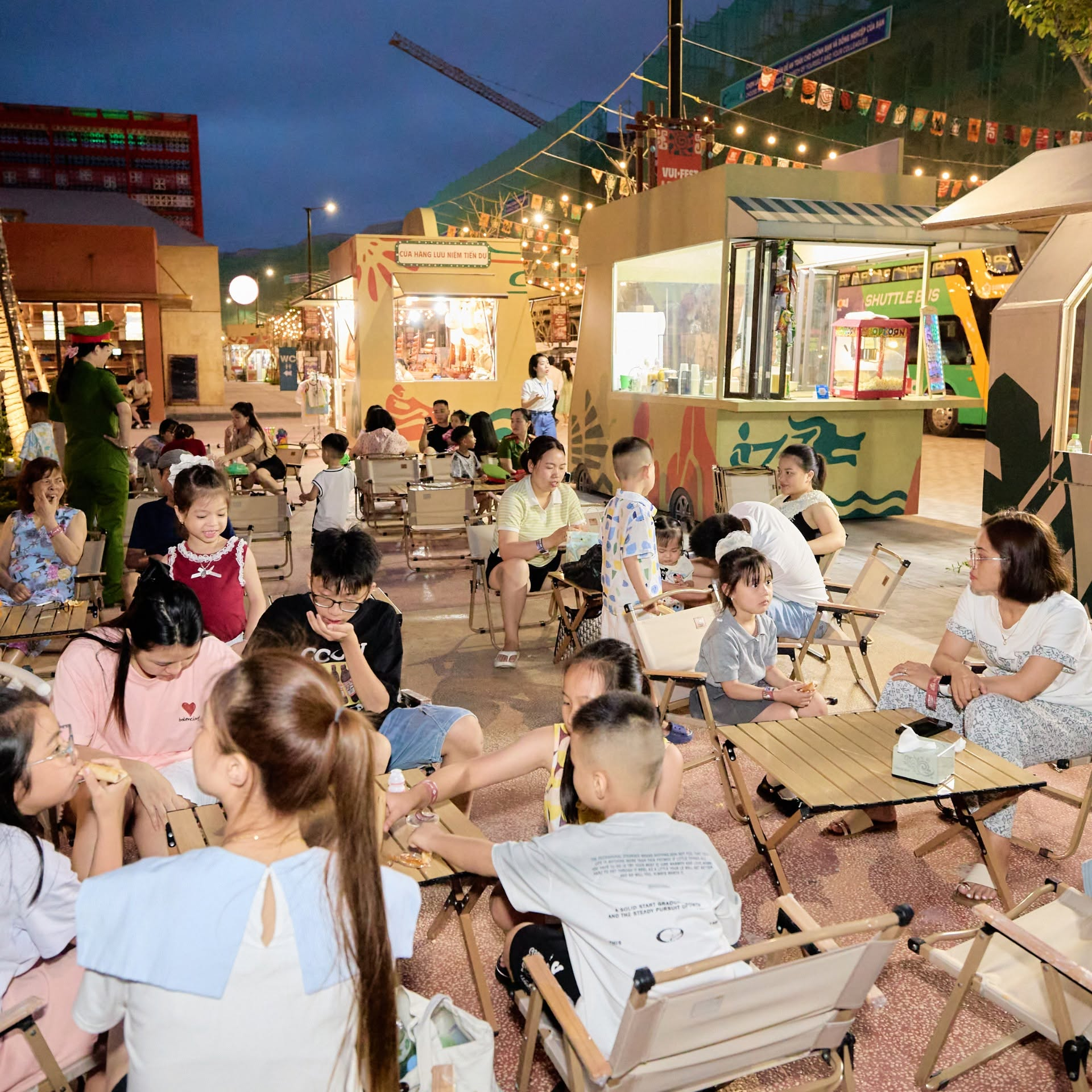 Du khách khám phá các gian hàng sáng tạo tại VUI-Fest Cát Bà
