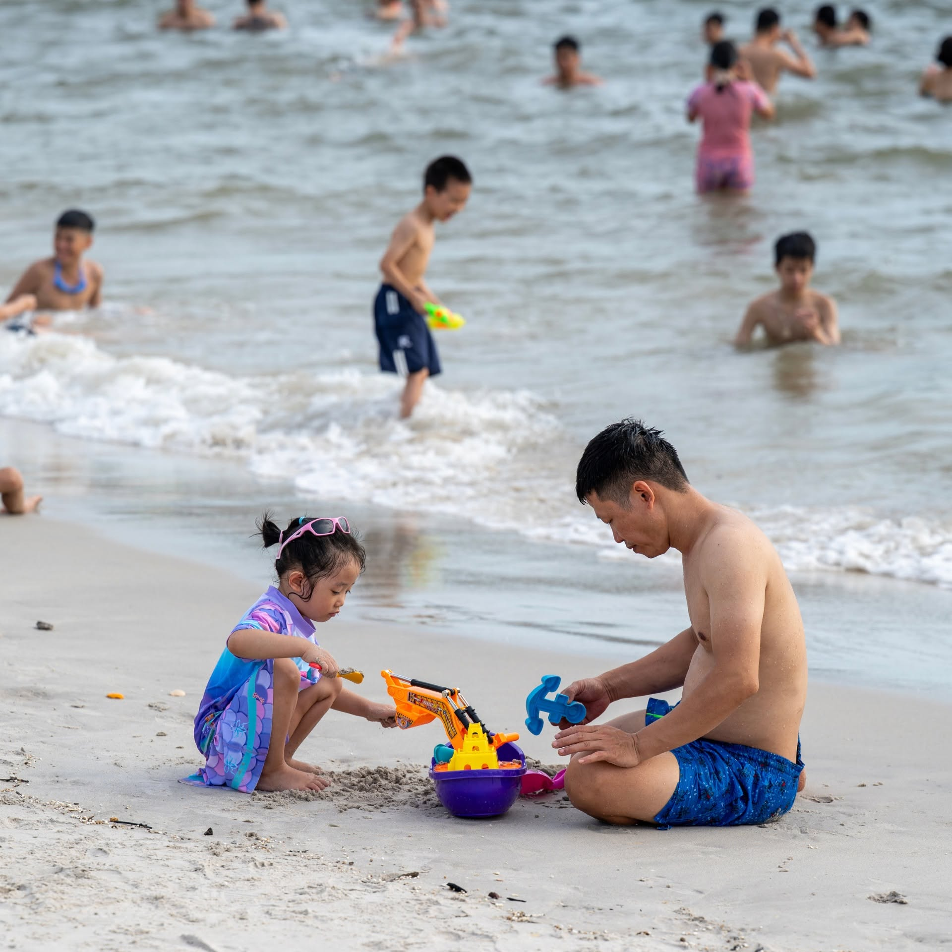 Du khách vui chơi tại bãi tắm Cát Cò