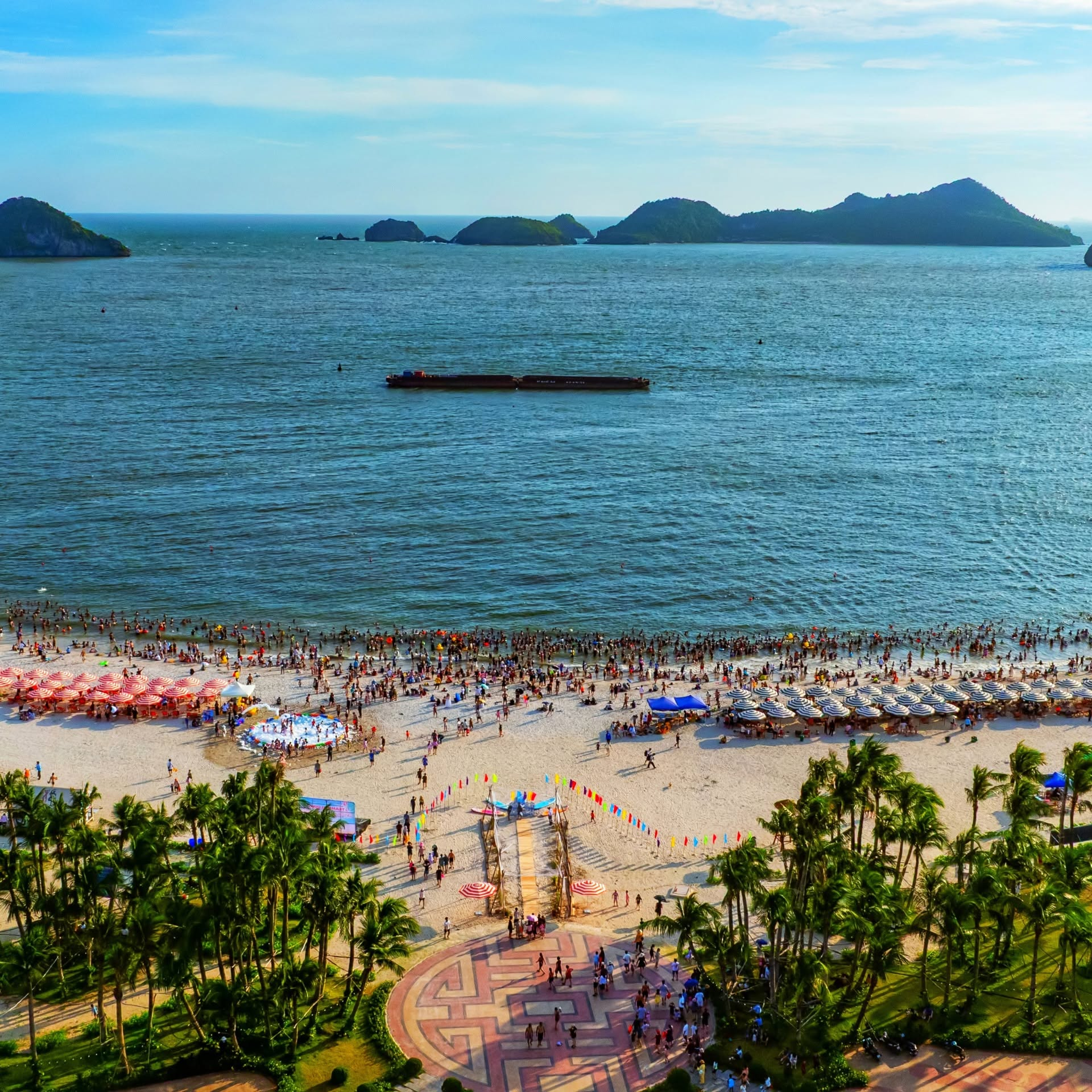 Vịnh trung tâm mang đến khung nền biển trời ấn tượng cho những bức ảnh mùa hè