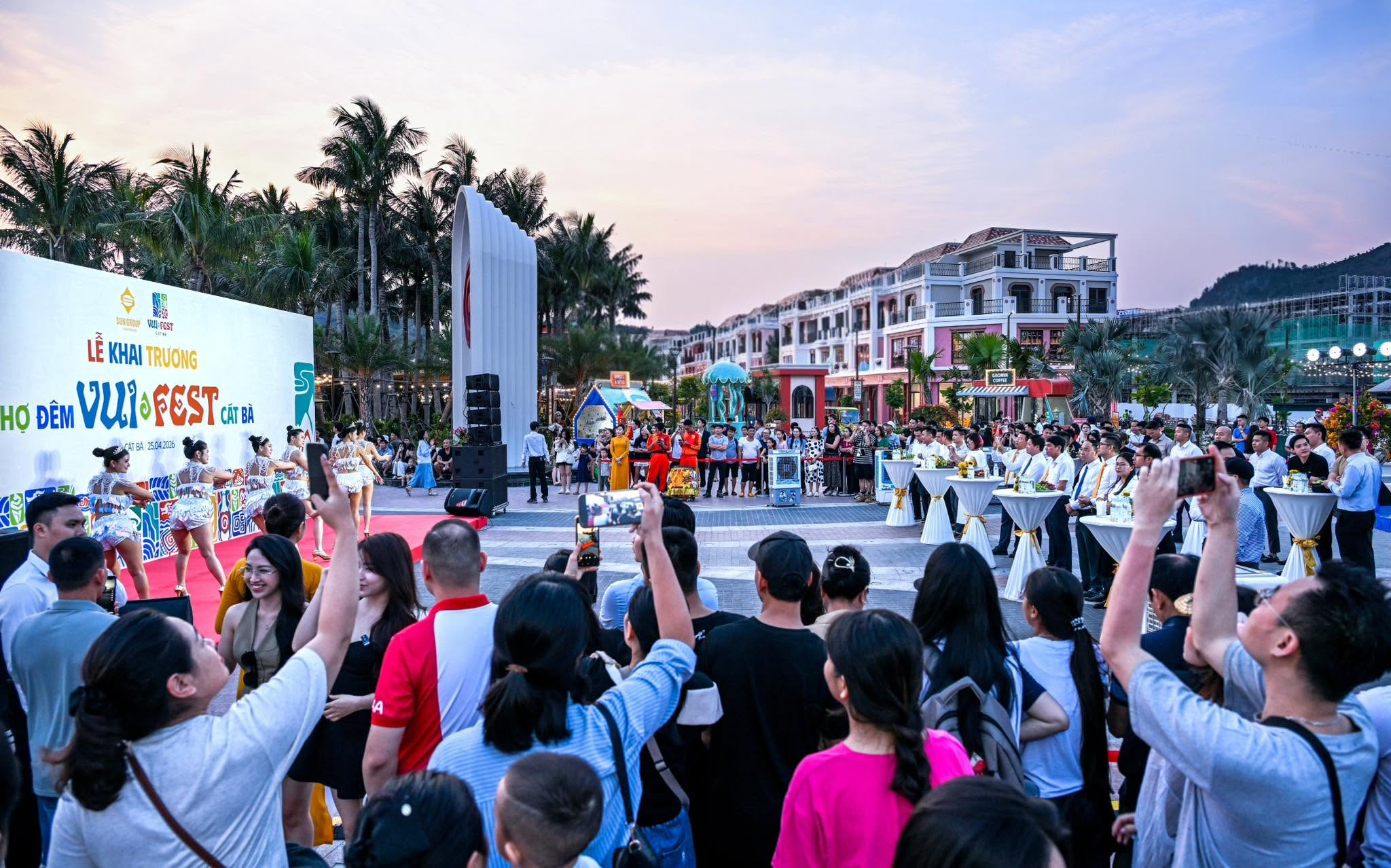 Chợ đêm VUI-Fest Cát Bà trở thành điểm hẹn sôi động bên Vịnh trung tâm khi thành phố lên đèn