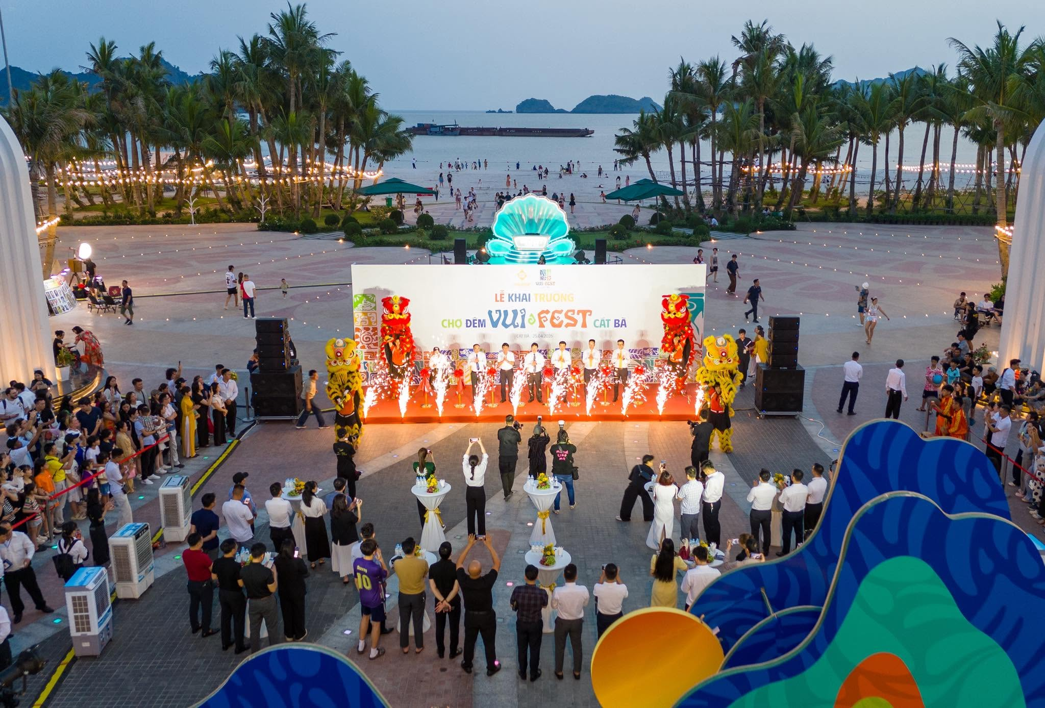 Chợ đêm VUI-Fest Cát Bà rực rỡ ánh sáng khi thành phố lên đèn