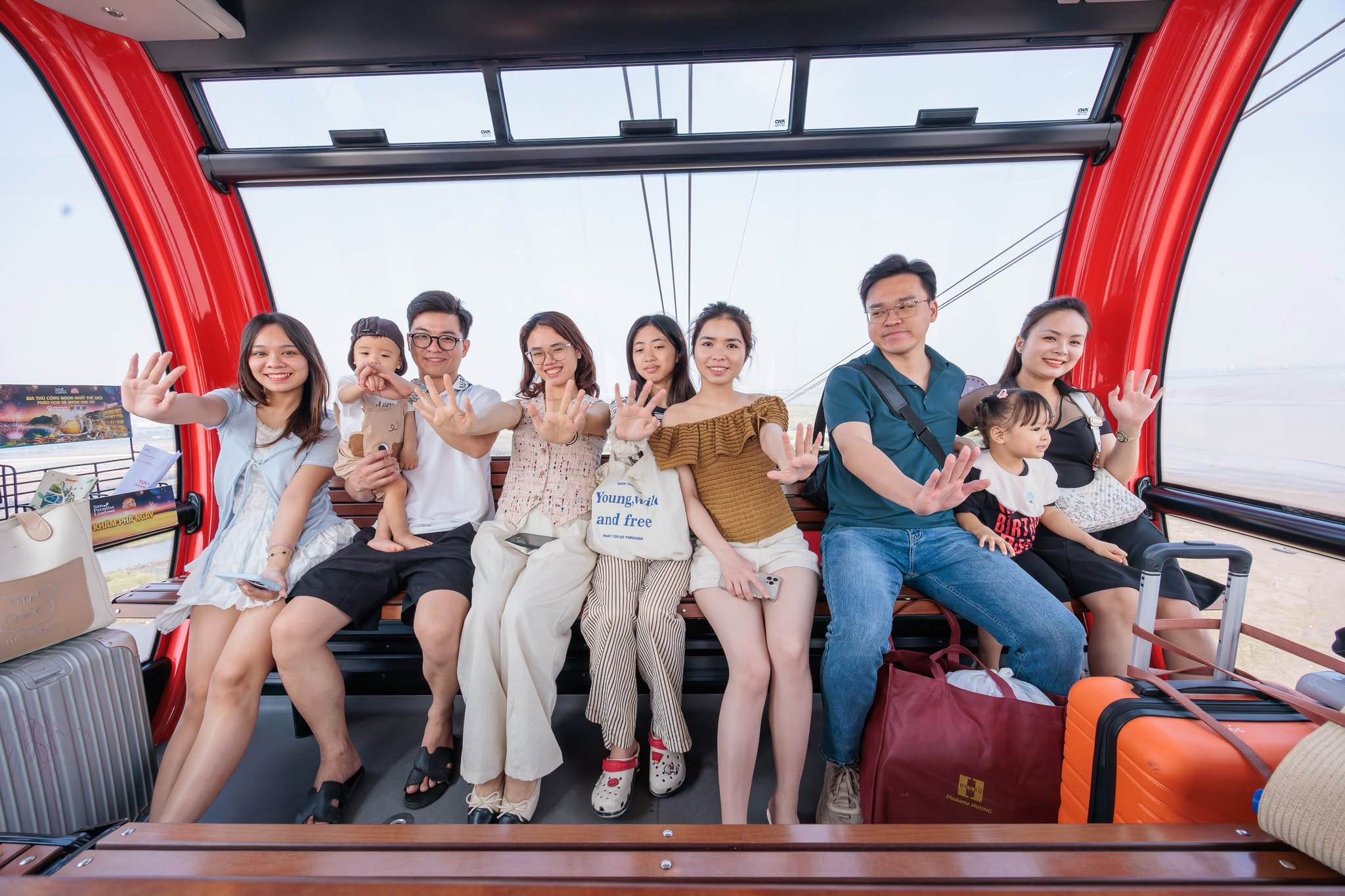 Du khách trải nghiệm tuyến cáp treo Cát Hải - Phù Long với tầm nhìn toàn cảnh ra quần đảo Cát Bà