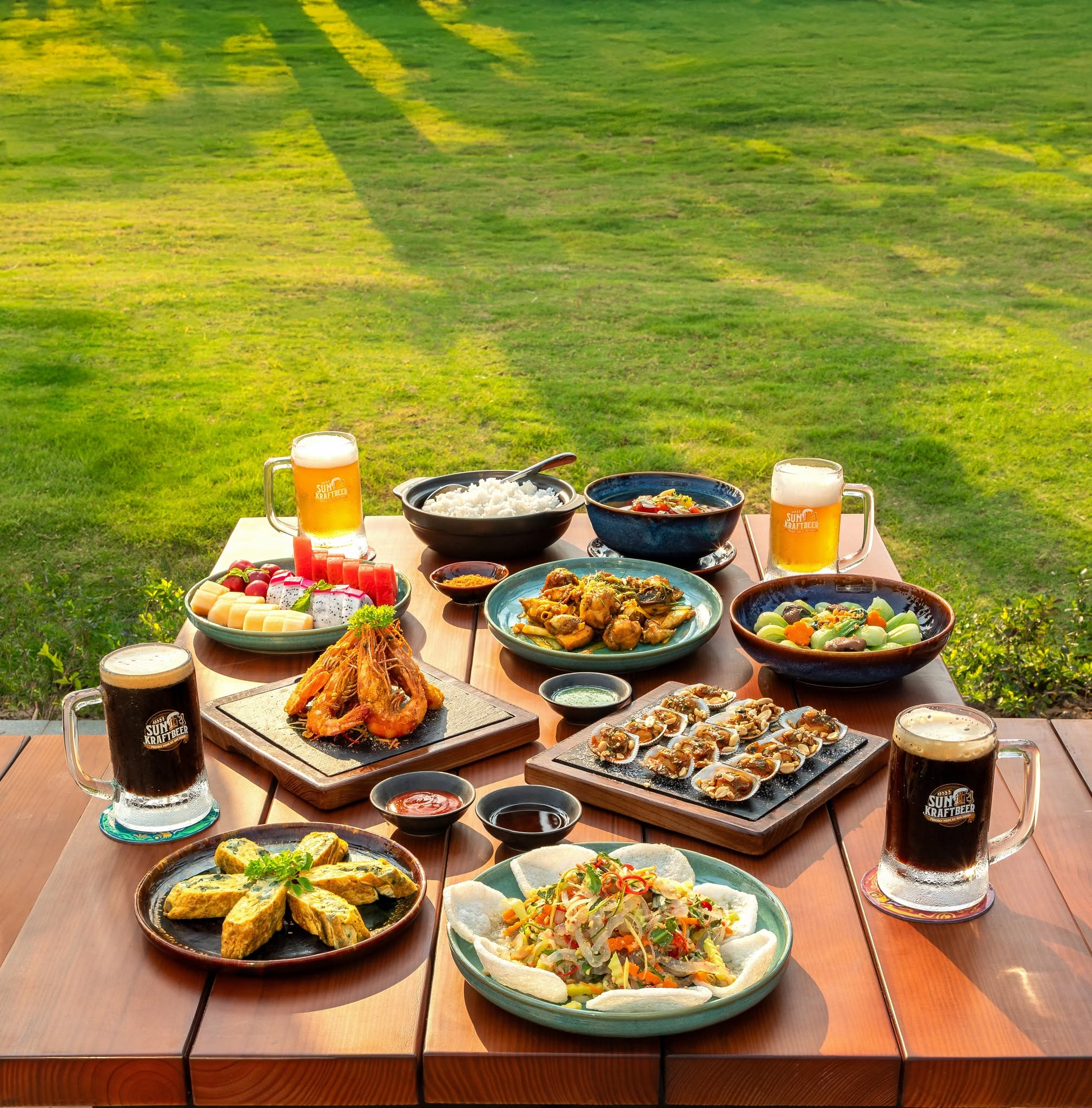 Chợ đêm VUI-Fest Cát Bà rực rỡ ánh sáng khi thành phố lên đèn)