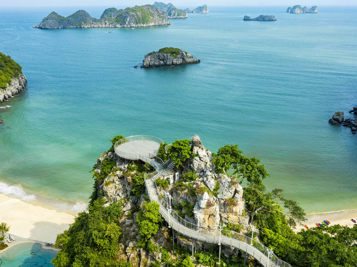 Điểm hấp dẫn đầu tiên của các bãi biển Cát Bà là nước biển có màu xanh ngọc, độ dốc thoải và bãi cát tự nhiên khá mịn