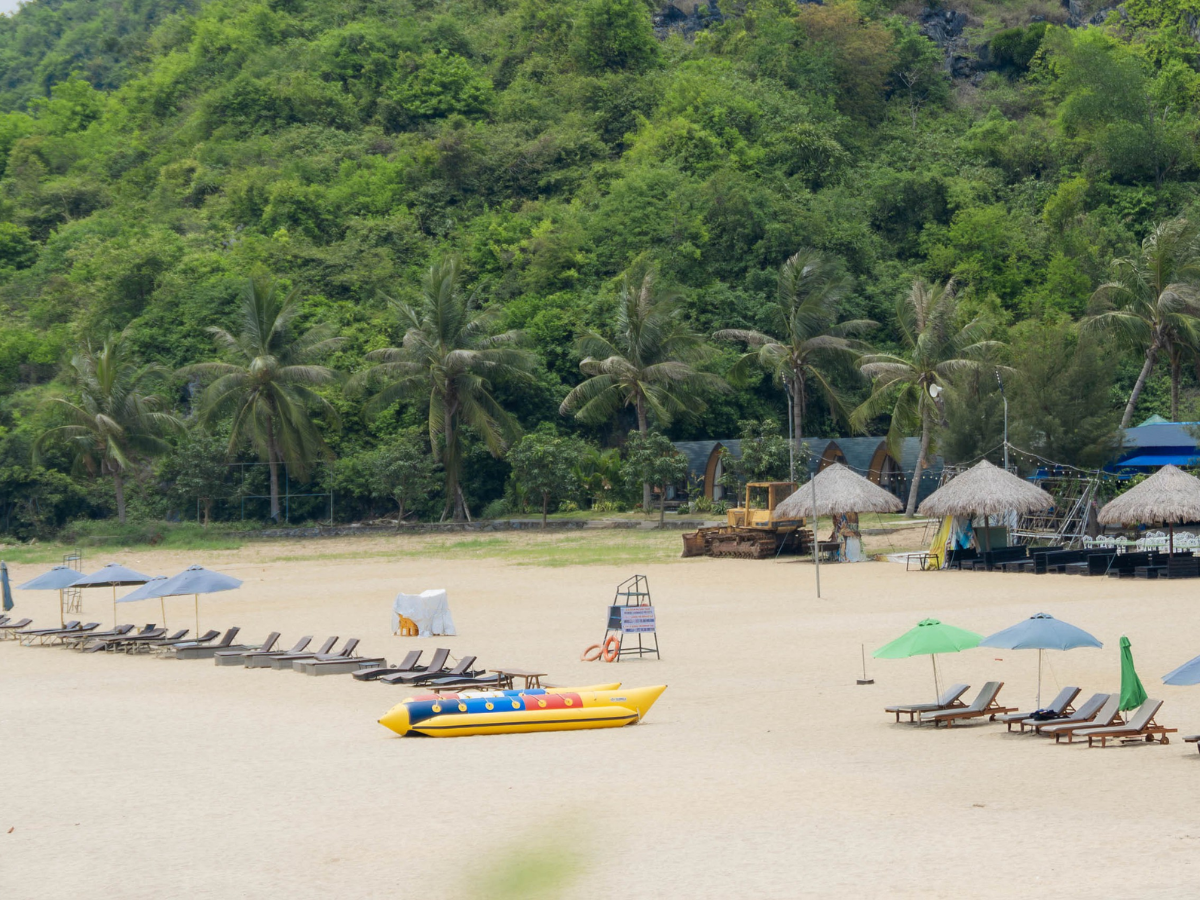 Bãi biển có mặt cát rộng, độ dốc thoải, phù hợp cho các hoạt động vui chơi ngoài trời