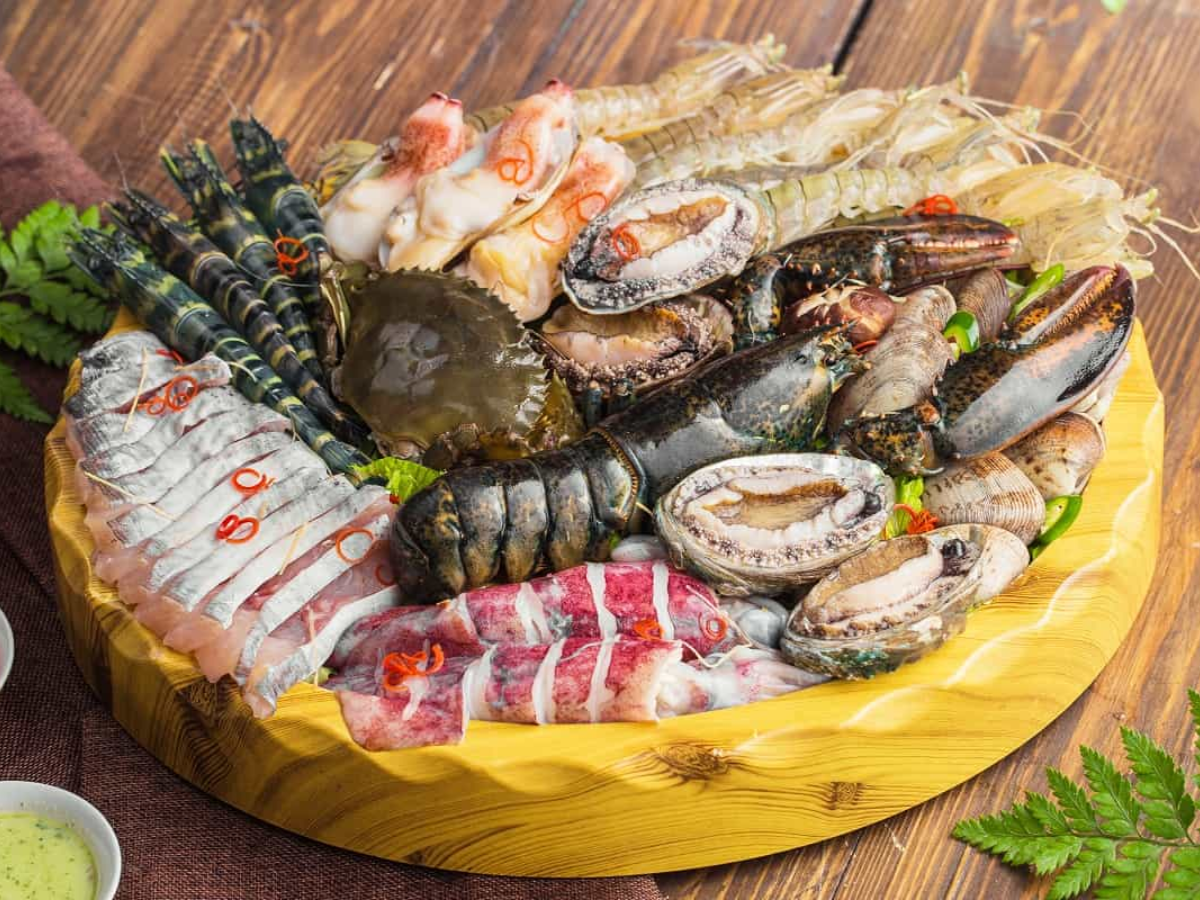 Hải sản tươi thường có màu sắc tự nhiên, còn bơi khỏe trong bể hoặc giữ được độ đàn hồi khi chạm vào