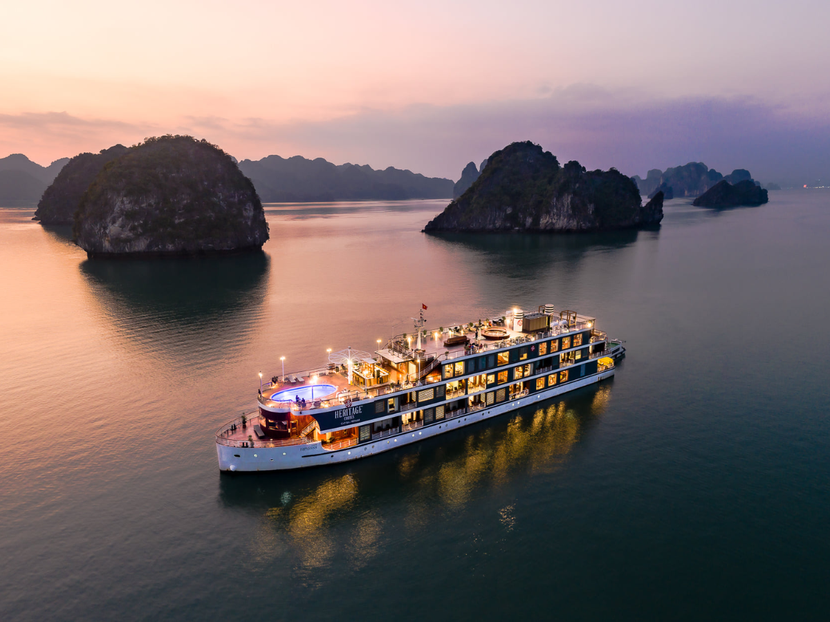 Nếu mong muốn trải nghiệm nghỉ dưỡng trên các du thuyền cao cấp, Hạ Long là lựa chọn phù hợp