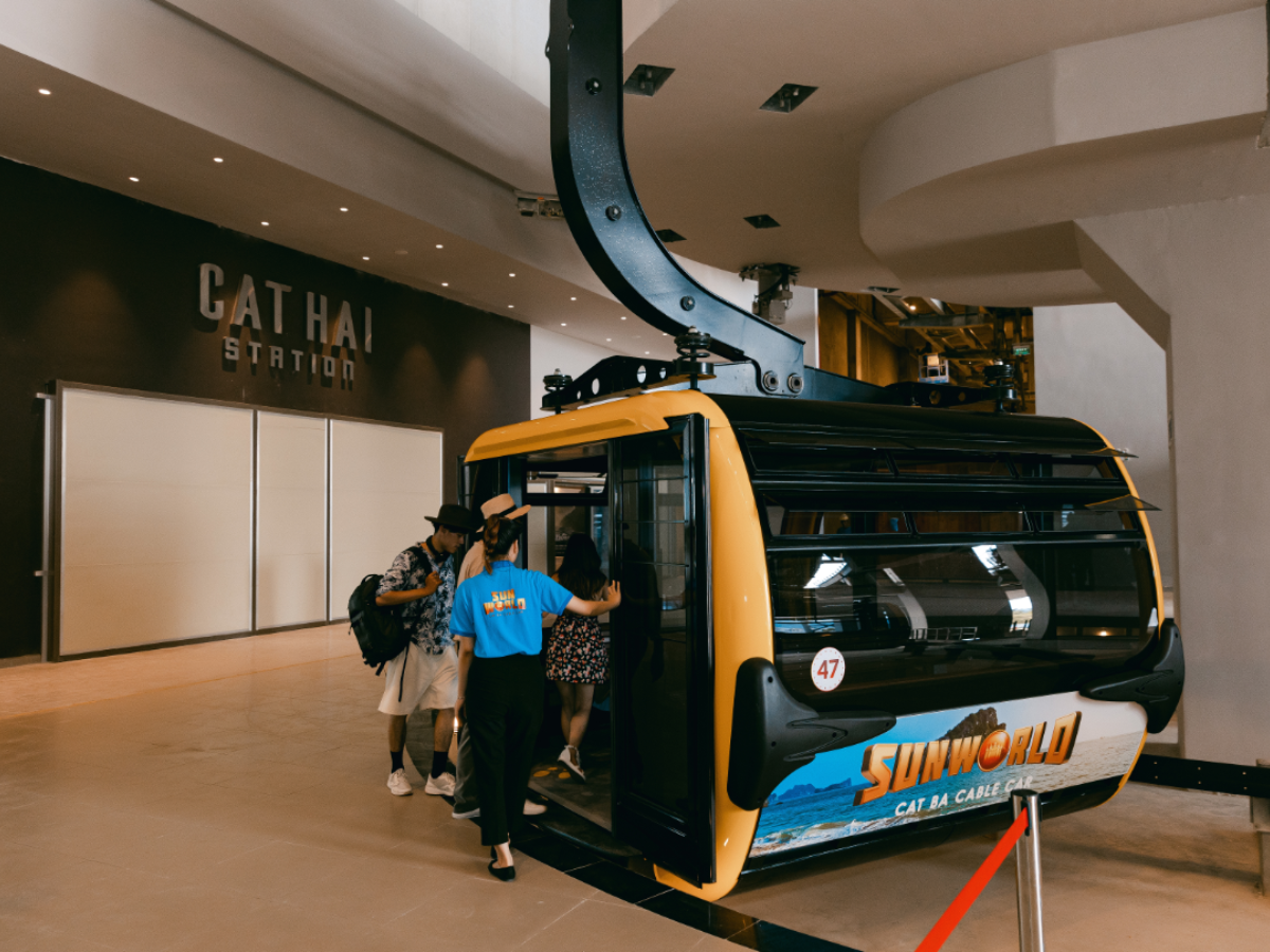 Du khách có thể đi ô tô kết hợp cáp treo Sun World Cat Ba từ ga Cát Hải sang ga Phù Long