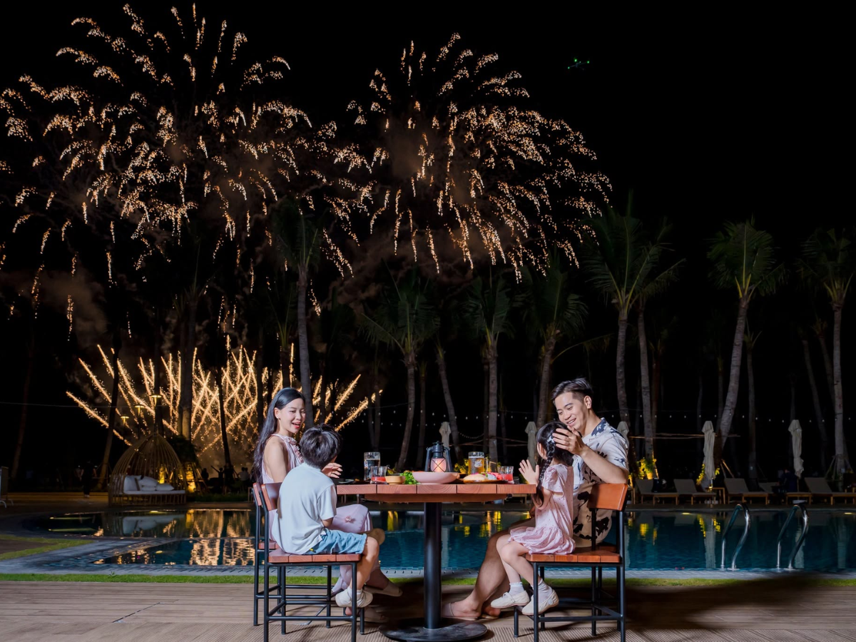 Thưởng thức những màn pháo hoa nghệ thuật bên bờ biển, tạo nên trải nghiệm đáng nhớ cho cả gia đình