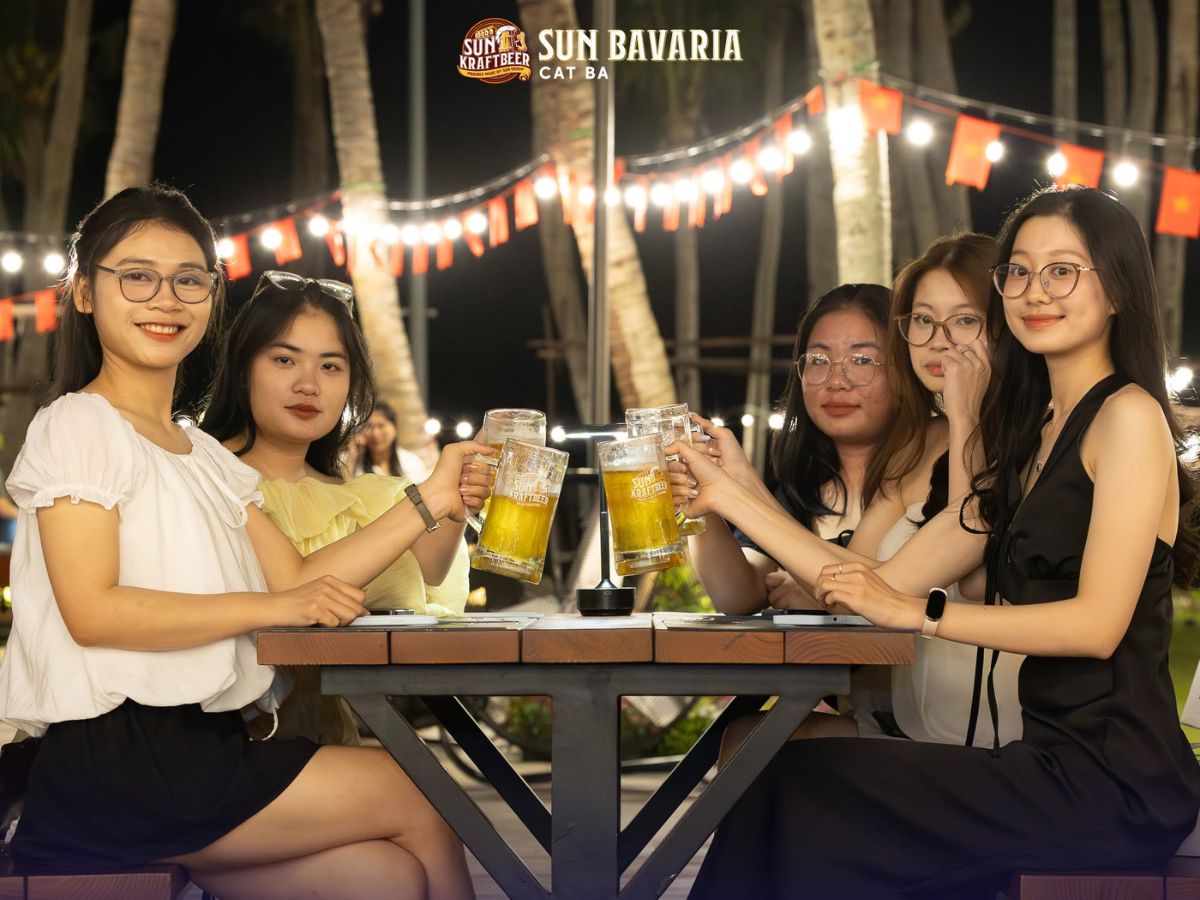 Không gian lý tưởng để gặp gỡ, trò chuyện và tận hưởng không khí sôi động bên vịnh