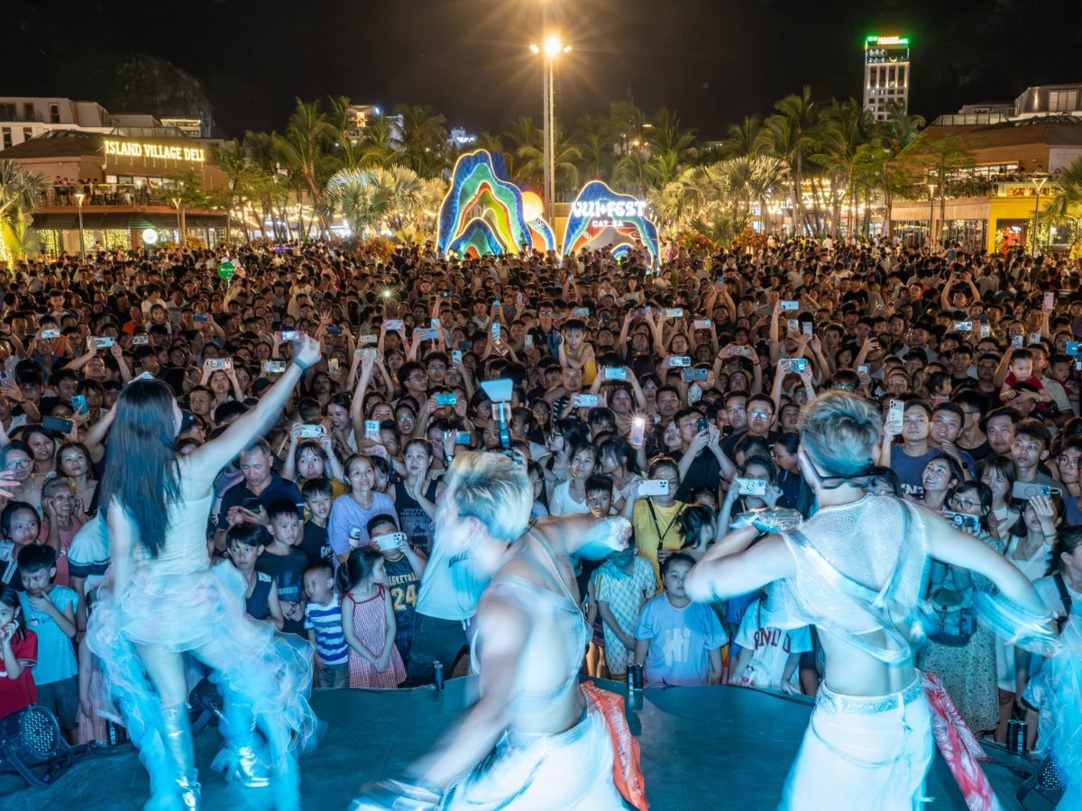Các màn trình diễn DJ, ban nhạc sống, violin, múa lửa và hoạt náo đường phố mang đến bầu không khí đầy năng lượng bên vịnh trung tâm