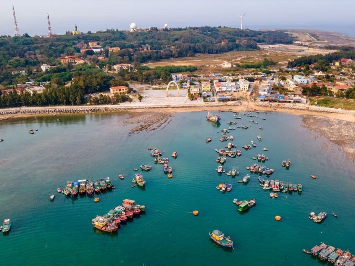 Đảo Bạch Long Vĩ rộng khoảng 1,5 km và dài khoảng 3 km