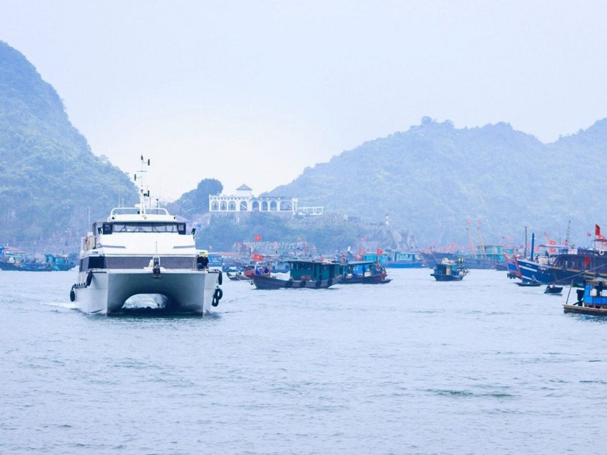 Du khách di chuyển bằng tàu để ra đảo Bạch Long Vĩ
