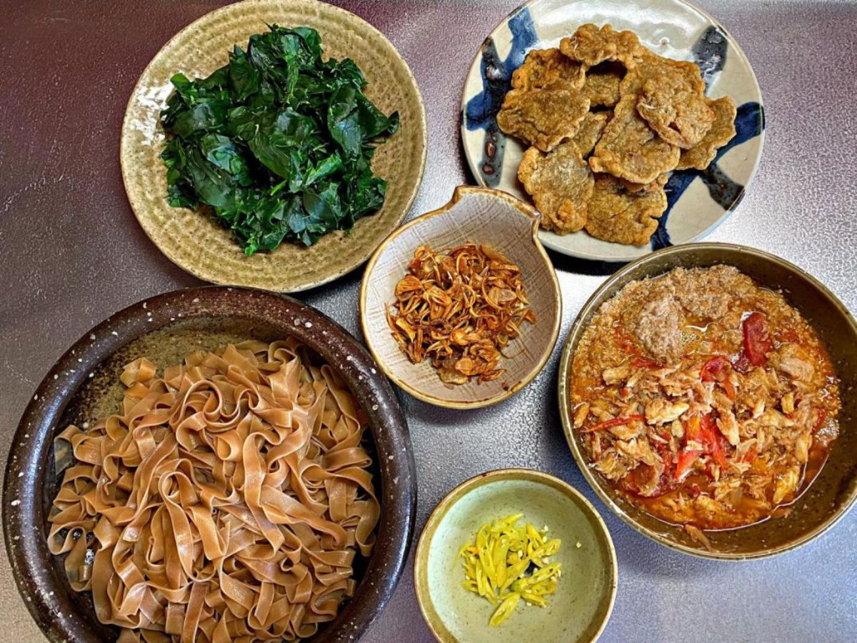 Mua bánh đa cua về làm quà cho người thân sau chuyến du lịch