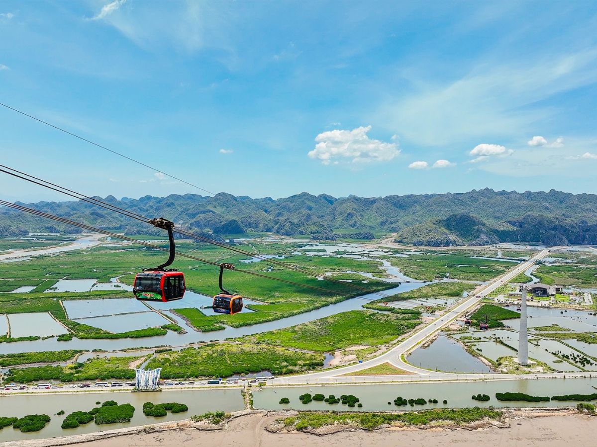 Đi cáp treo Sun World Cat Ba ngắm cảnh vịnh biển Lan hạ và đảo Long Châu từ xa
