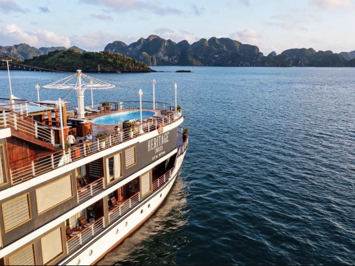 Du khách có thể chọn phương án đi thuyền quan sát đảo Long Châu từ xa