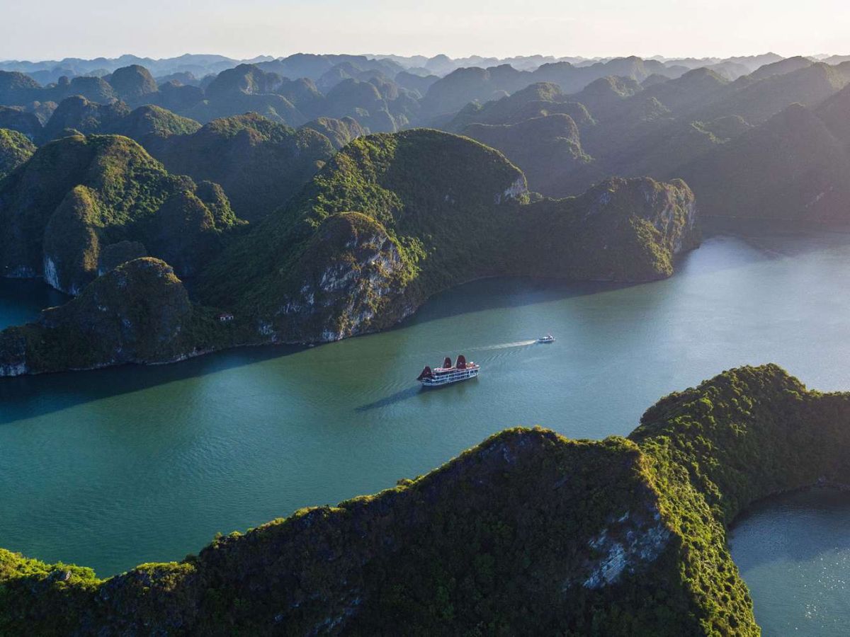 Vịnh Lan Hạ có cảnh quan đẹp, đặc biệt vào thời điểm mùa hè từ tháng 4 đến tháng 9