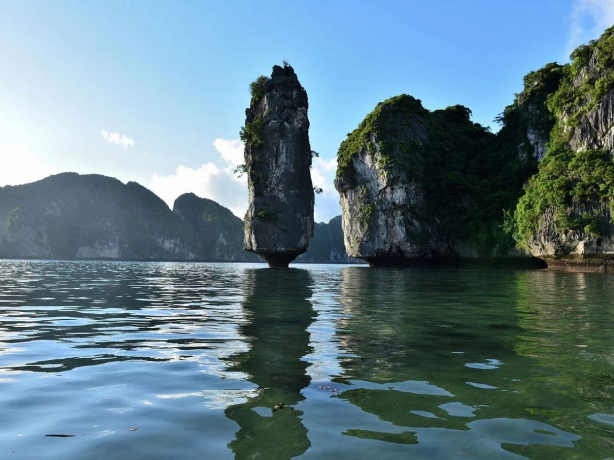 Vịnh Lan Hạ mang vẻ đẹp bình yên, thư thái được nhiều du khách yêu thích