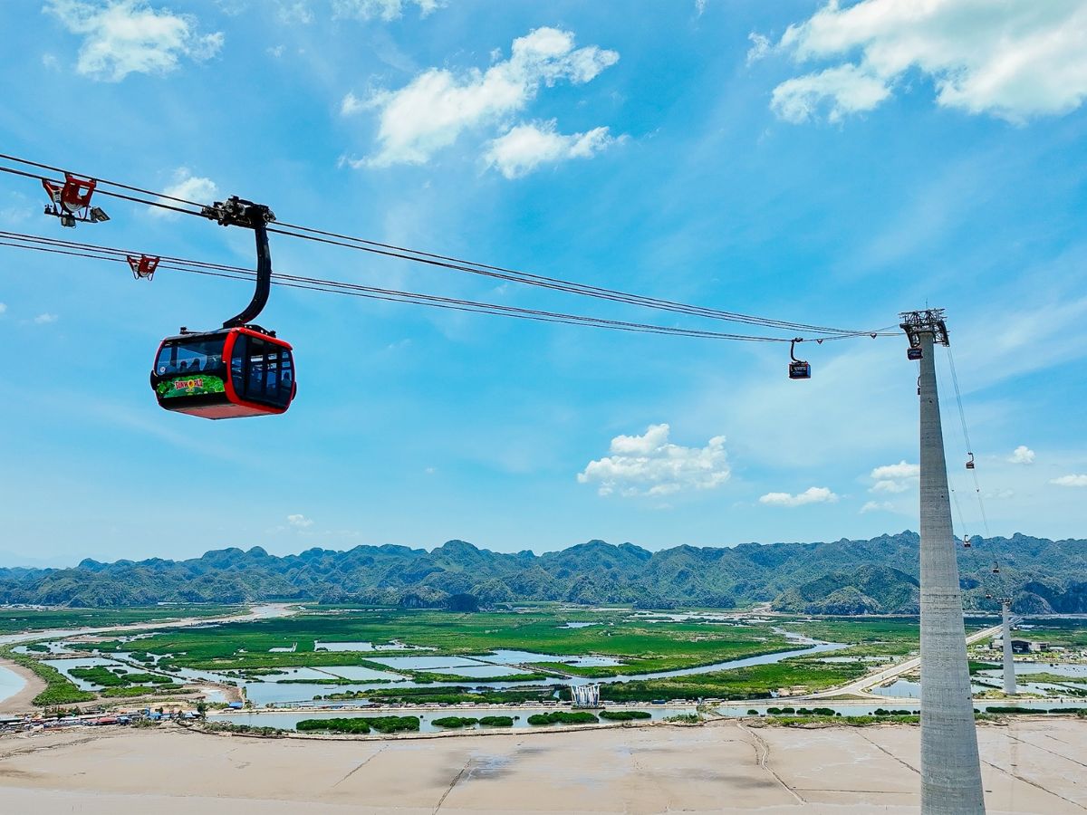 Du khách đi cáp treo Sun World Cat Ba để rút ngắn thời gian ra đảo