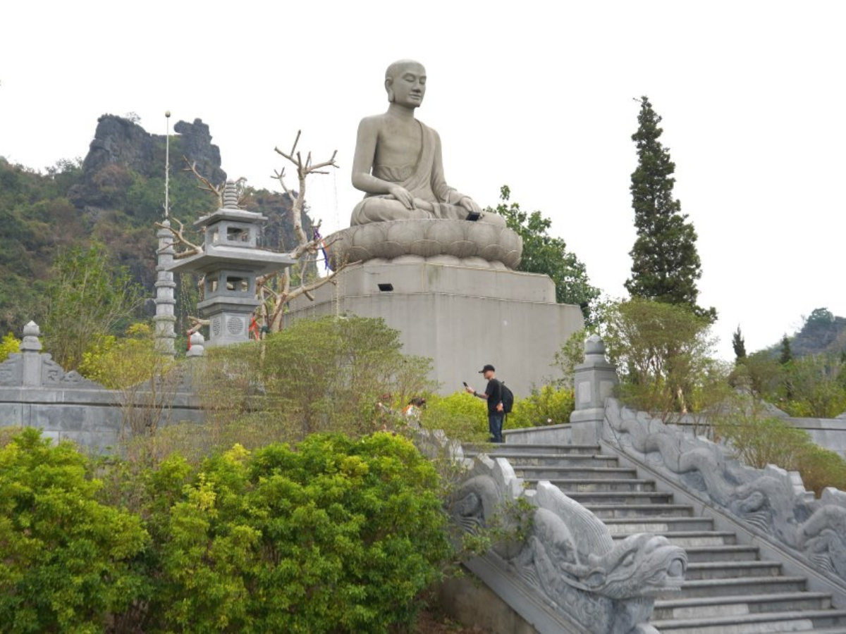 Pho tượng Phật to lớn thu hút đông đảo phật tử và du khách