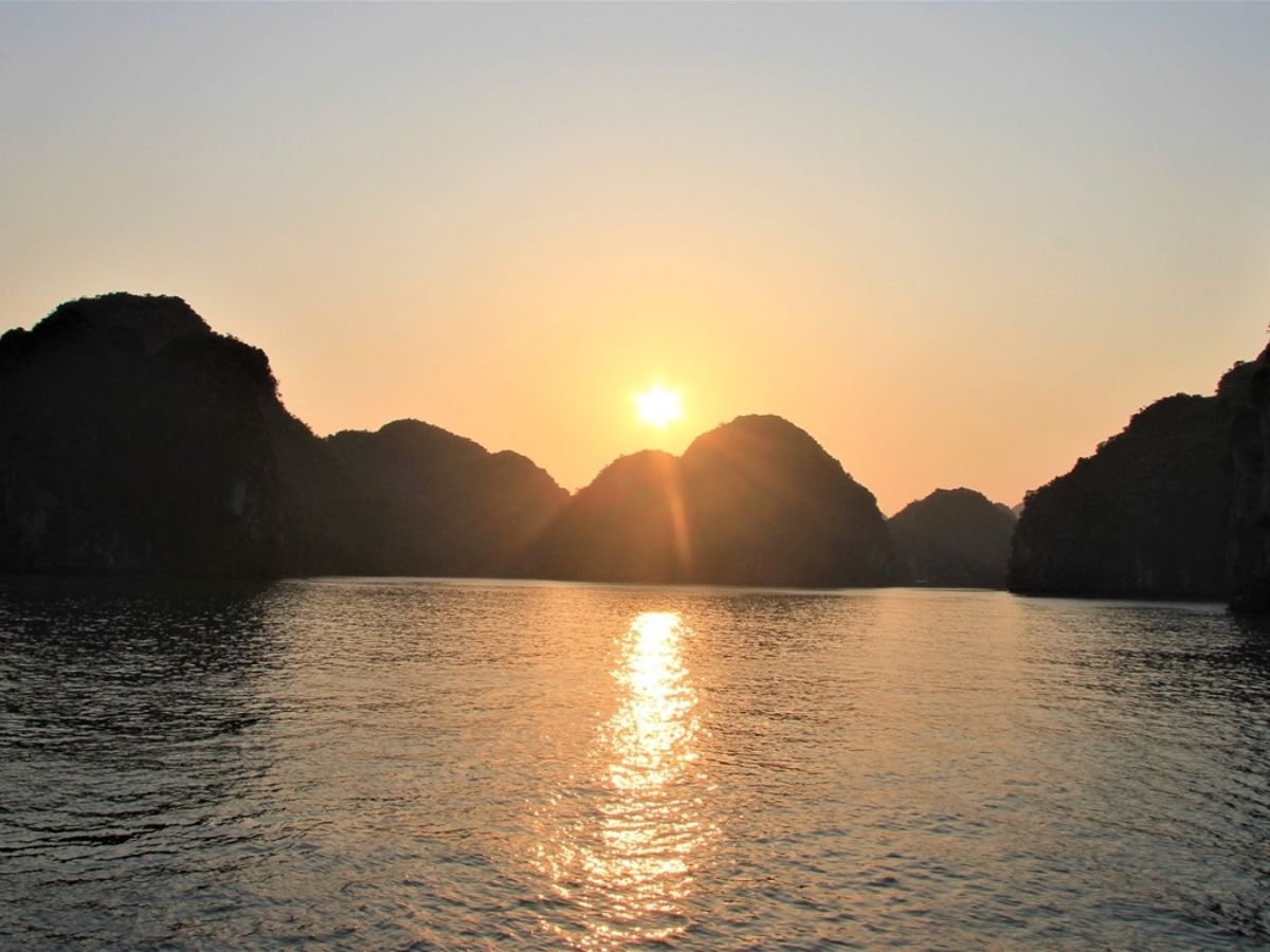 Mùa hè bình minh trên đảo Cát Bà đẹp, với những tia sáng rõ nét thu hút