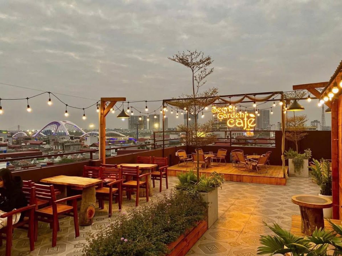 Secret Garden Cafe mang phong cách xanh mát, tách biệt nhẹ khỏi sự ồn ào của khu phố Văn Cao