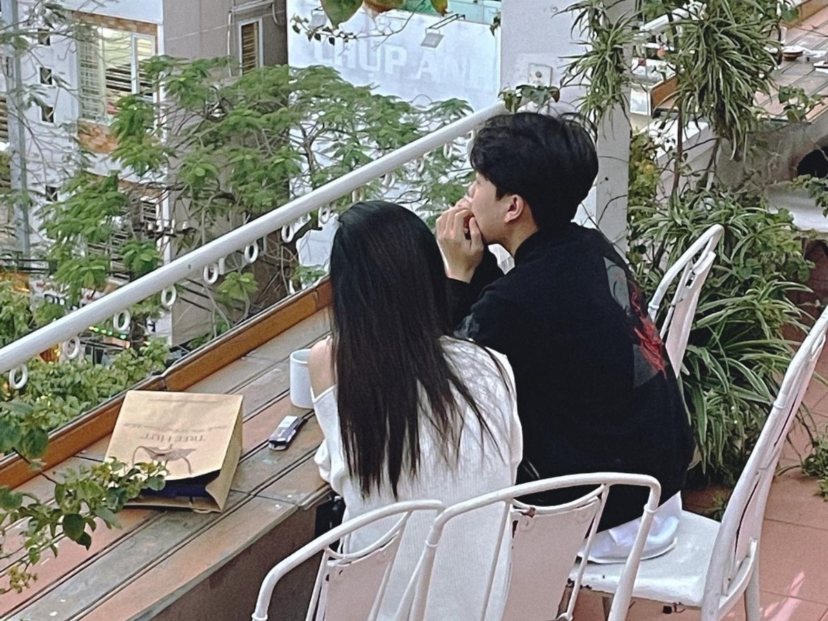 Quán cafe rooftop mang lại không gian yên tĩnh và tầm nhìn bao quát cho thực khách