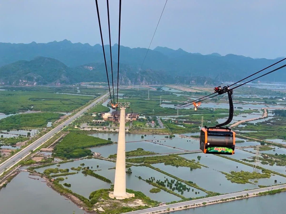 Trải nghiệm đi cáp treo Sun World Cat Ba ngắm cảnh biển và vịnh từ trên cao