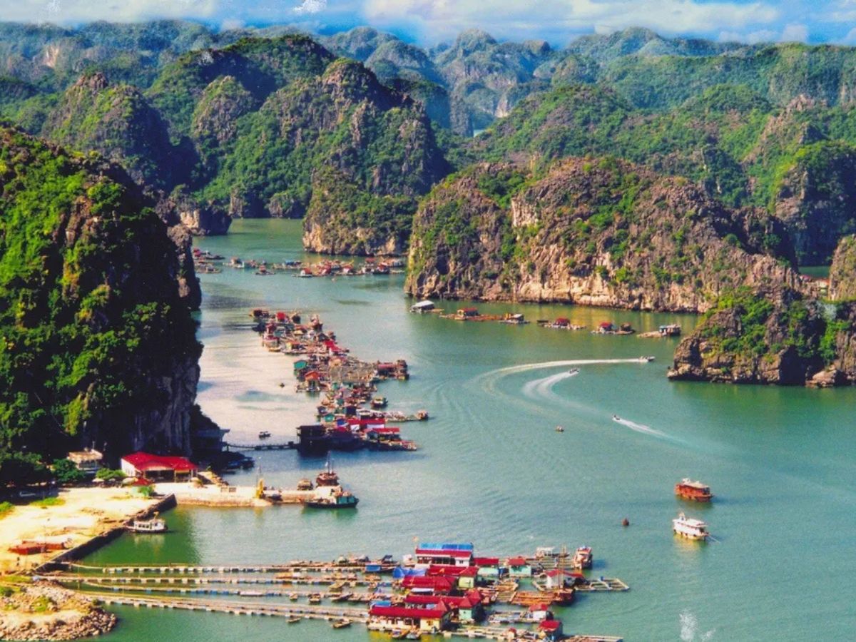 Du khách chọn hình thức di chuyển khám phá Hải Phòng phù hợp