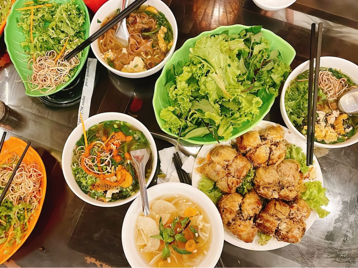 Ăn trưa ấm bụng với nem cua bể và bún cá cay