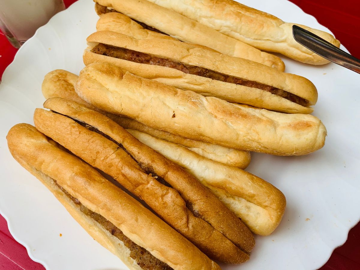 Bánh mì cay Hải Phòng là món ăn vặt nổi tiếng tại đất cảng