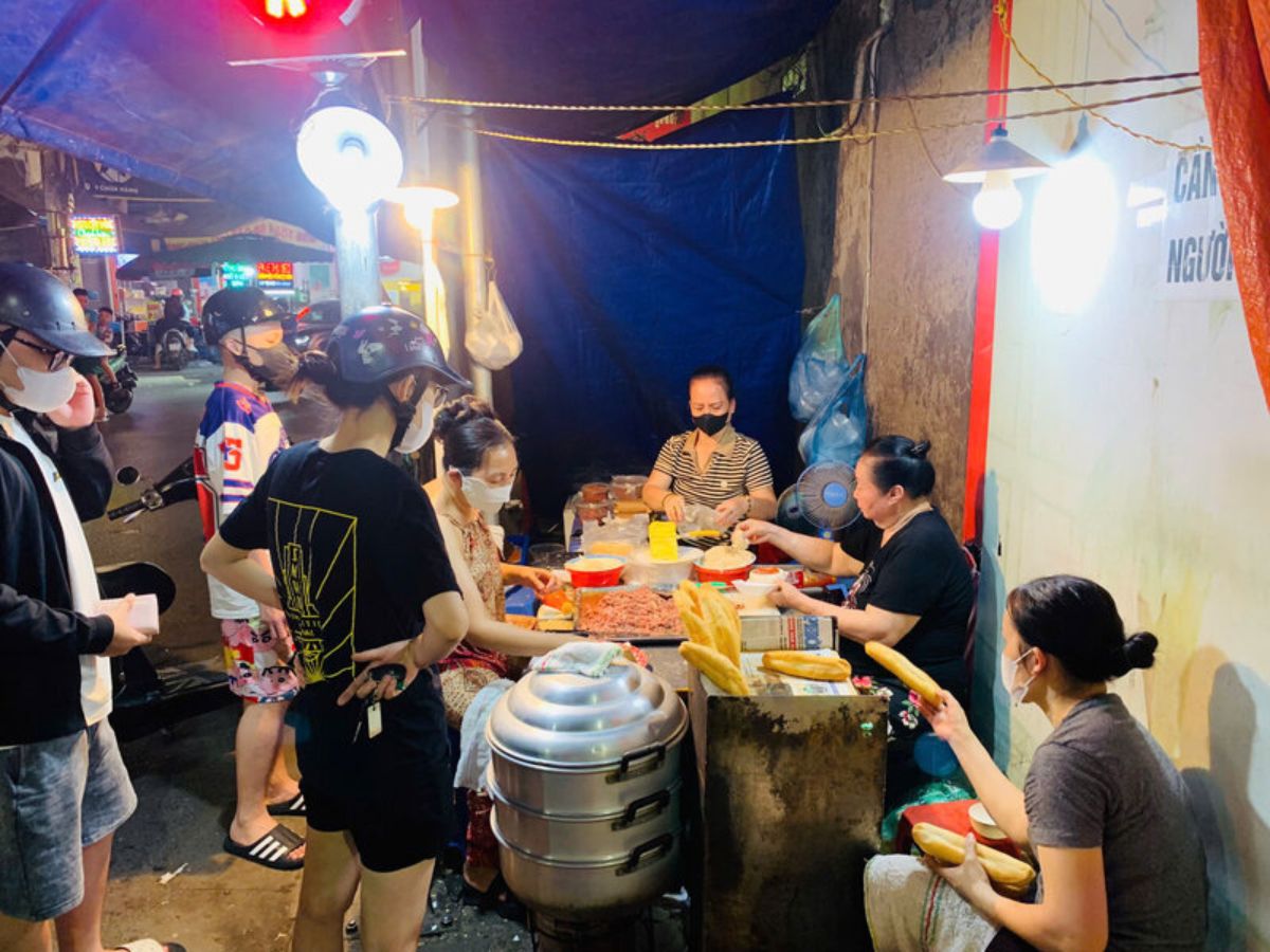Nhịp sống nhộn nhịp gắn với nên ẩm thực phong phú của đất cảng
