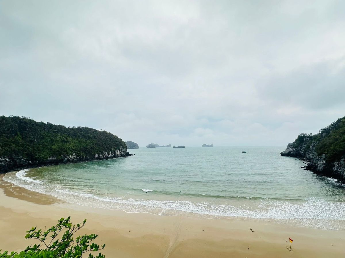 Bãi tắm Cát Bà đẹp, bình yên với không gian cảnh quan đẹp, hút khách