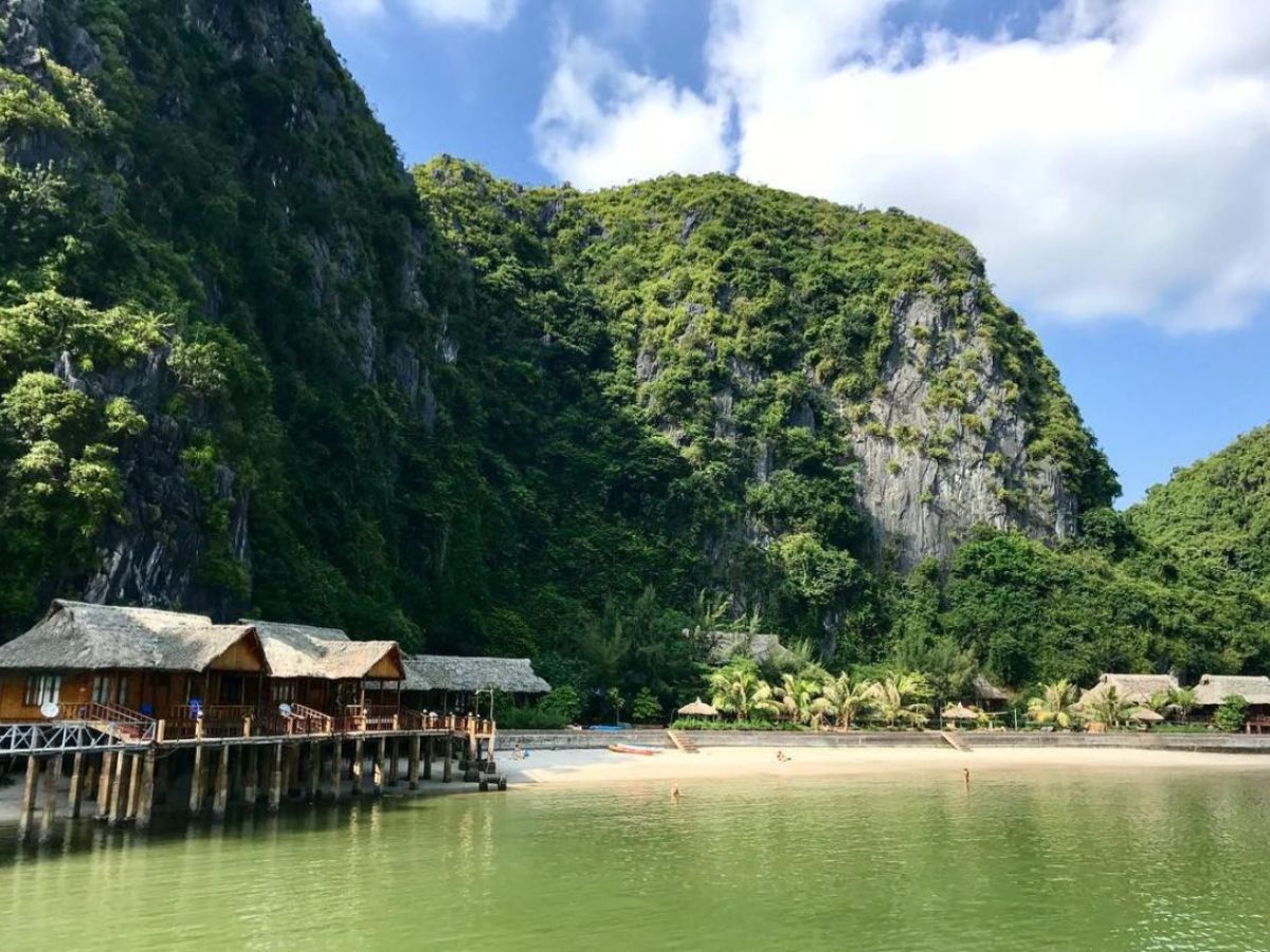 Du khách có thể ghé bãi tắm Cát Bà dịp hè hoặc thu đông với trải nghiệm thư giãn bình yên hơn