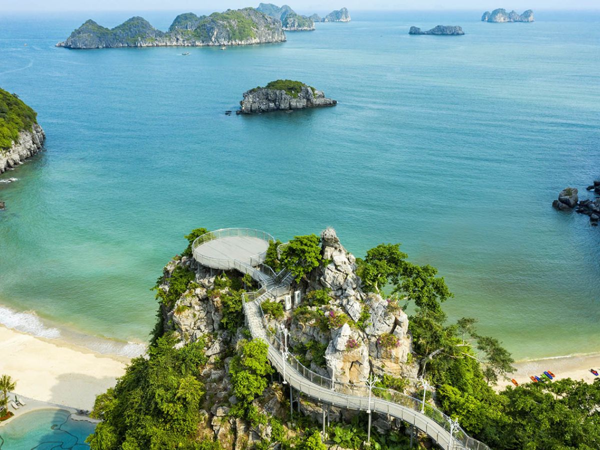 Bãi tắm Cát Cò 1 là điểm tắm trung tâm của đảo Cát Bà