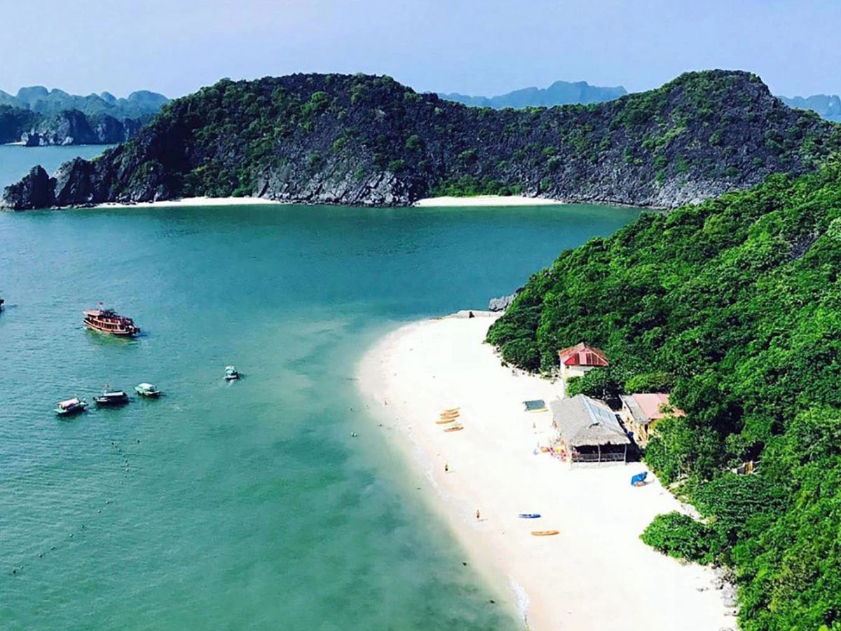 Du khách đến các bãi tắm cần tuân thủ quy định của ban quản lý và bảo vệ cảnh quan thiên nhiên