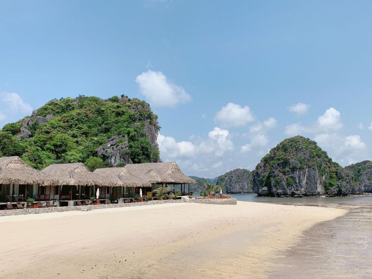 Bãi tắm Tùng Thu ít người, bình yên hơn cho những ai yêu thích sự tĩnh lặng