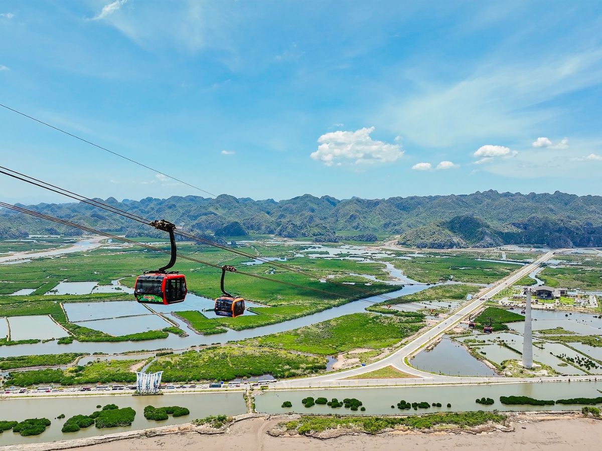 Di chuyển bằng cáp treo Sun World Cat Ba ngắm cạnh vịnh Lan Hạ từ trên cao