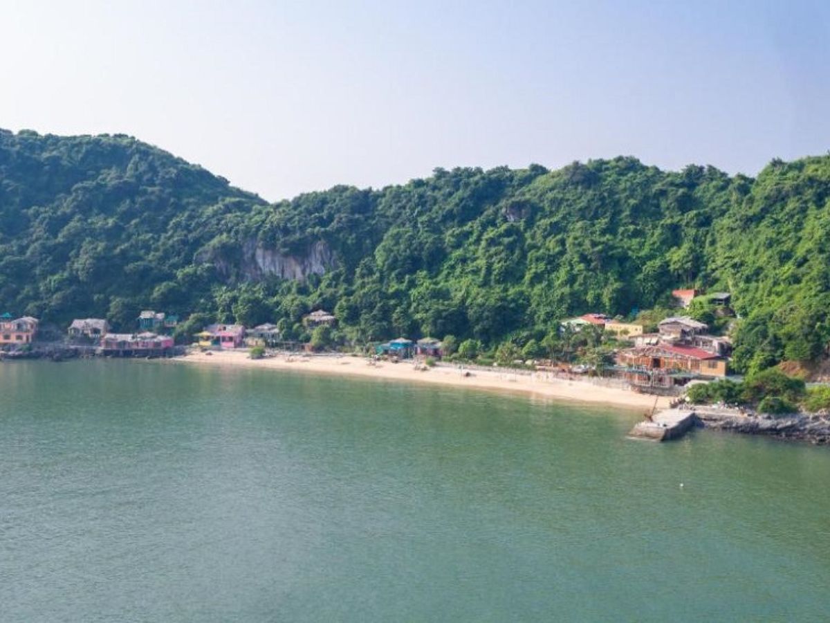 Bãi tắm nằm trên đảo Cát Ông, cách đảo Cát Bà khoảng 2 km