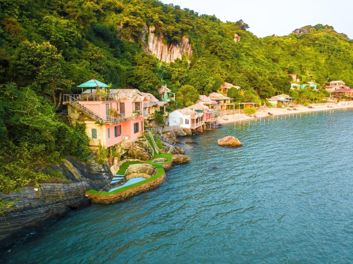 Cảnh quan bình yên tại bãi tắm đảo Cát Ông