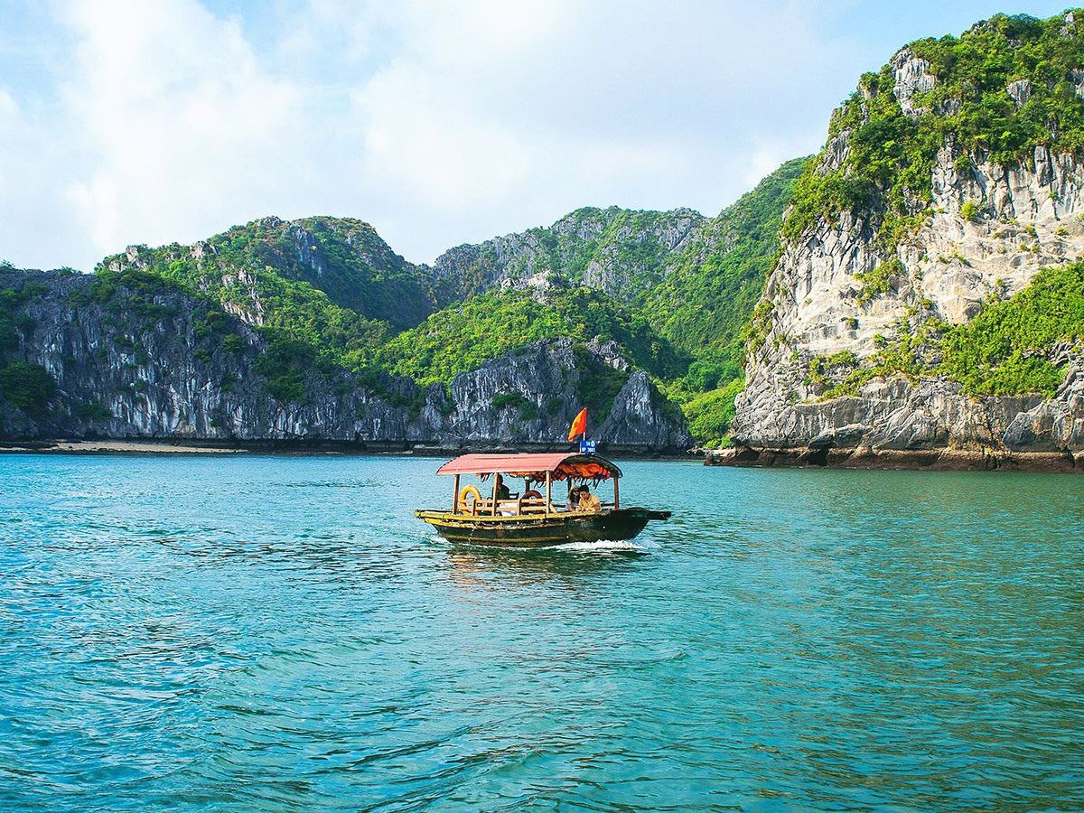 Di chuyền bằng thuyền gỗ ra đảo Cát Ông