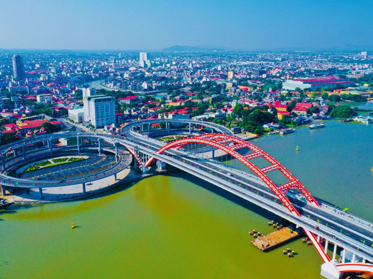 Di chuyển bằng xe máy khám phá Hải Phòng là lựa chọn lý tưởng và tiện lợi