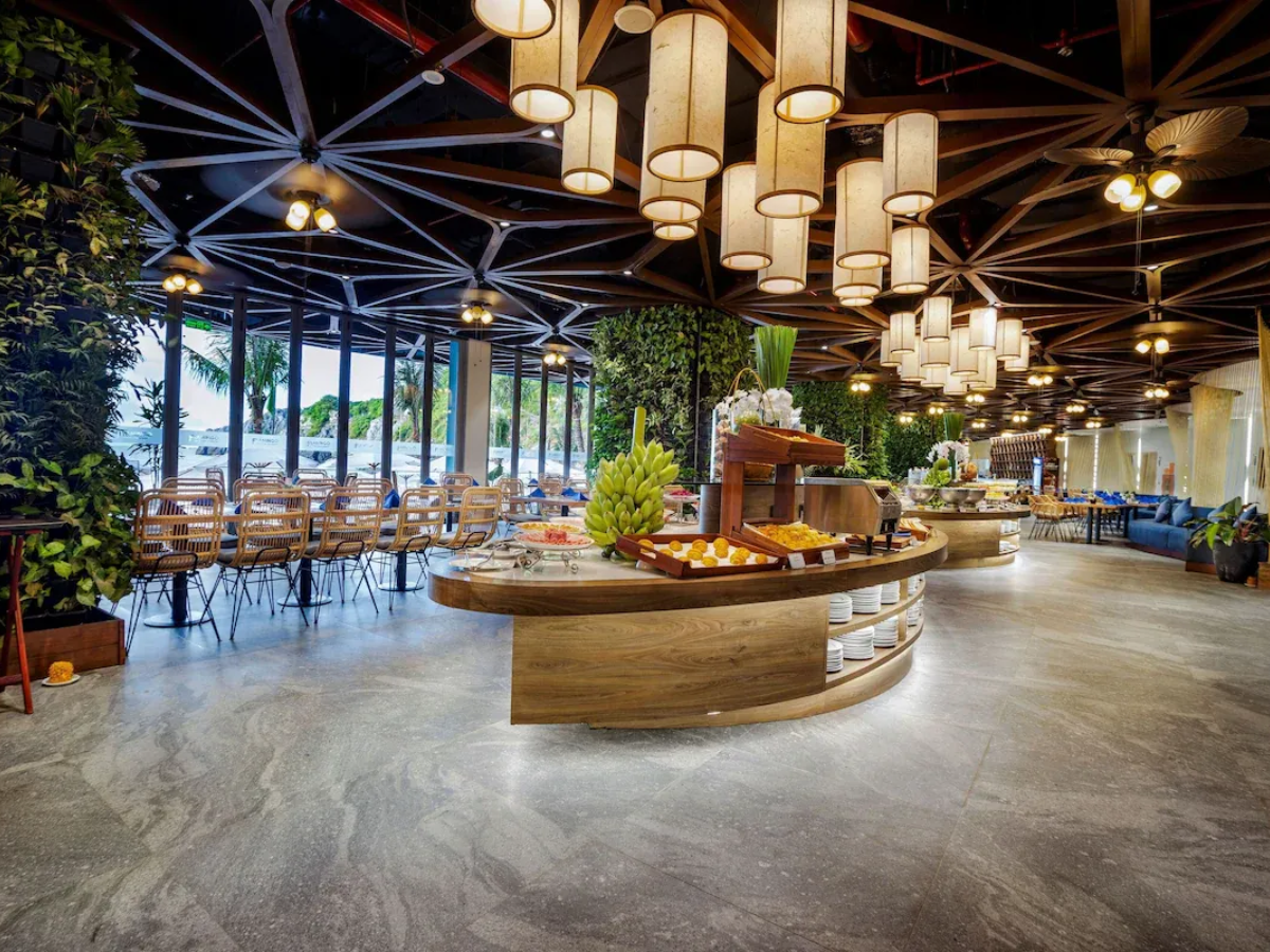 Một mức giá chưa bao gồm bữa sáng hoặc phụ phí có thể khiến tổng chi phí thực tế cao hơn phương án ban đầu