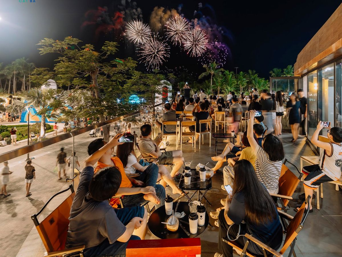 Dành thời gian cho các quán cà phê ven vịnh và không gian lễ hội tại VUI-Fest Cat B